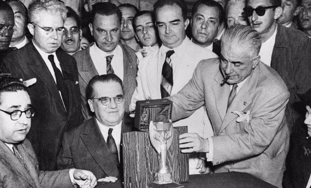 Tháng 3/1966, chiếc cúp Jules Rimet bị trộm mất khi đang được trưng bày tại Anh. Tên trộm đã lấy chiếc cúp và để lại nhiều thứ giá trị khác.