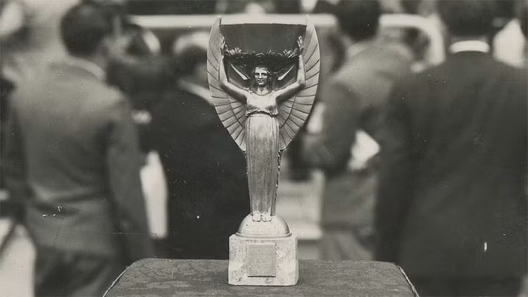 Chiếc cúp vàng Jules Rimet là biểu tượng vô giá cho đội chiến thắng World Cup và có một lịch sử đầy sóng gió.