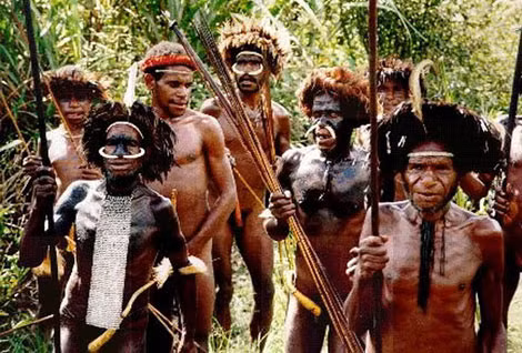 1. Bộ lạc Fore ở Papua New Guinea: Đây là một trong những bộ lạc sở hữu khả năng "độc lạ" liên quan đến sức khỏe. Một số người trong bộ lạc Fore có khả năng miễn dịch với bệnh Kuru, một bệnh não nguy hiểm liên quan đến tục ăn não người chết.