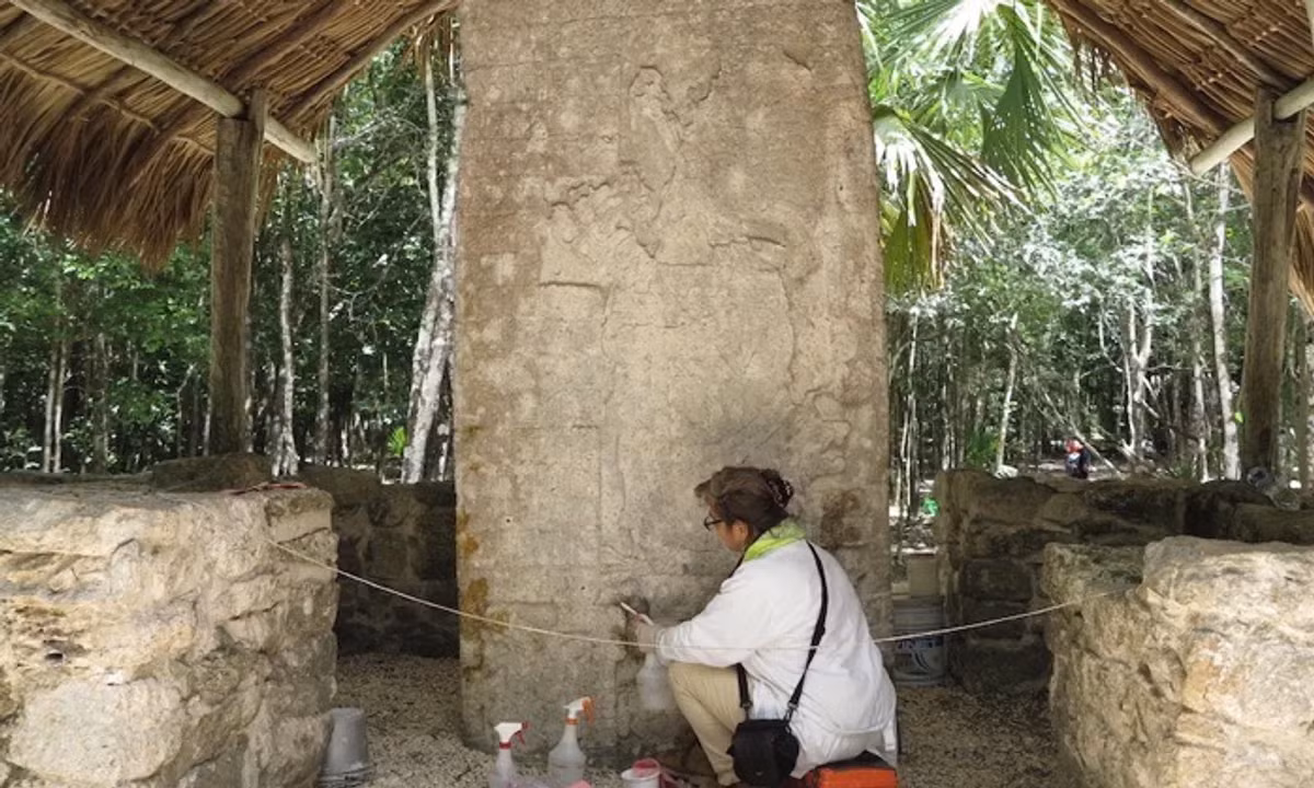 Những mảnh văn tự cổ đã dẫn họ đến manh mối mơ hồ về một chiến binh xinh đẹp. Trong số 14 thế hệ hoàng đế đứng đầu đế chế, có ít nhất một vị nữ hoàng.