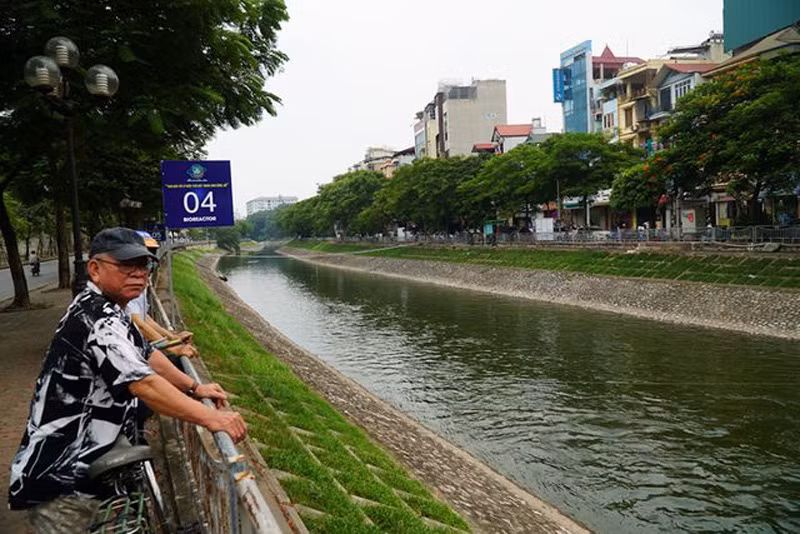 Chỉ sau vài giờ xả nước, dòng sông đã có sự chuyển biến rõ rệt về màu sắc và mùi hôi thối giảm đáng kể. Sự kiện này cũng thu hút nhiều cần thủ đến câu cá, mang lại không khí vui tươi cho khu vực ven sông.