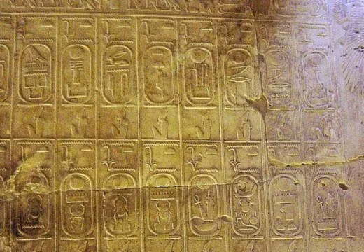 6. Danh sách vua Sumerian: Danh sách các vị vua Sumerian được tìm thấy trên 18 phiến đá, mô tả những vị vua với tuổi thọ và thời gian trị vì phi thực tế. Điều này dấy lên giả thuyết rằng người Sumerian có thể đã mô tả đúng lịch sử, với các vị thần hoặc người ngoài hành tinh trị vì vương quốc của họ.
