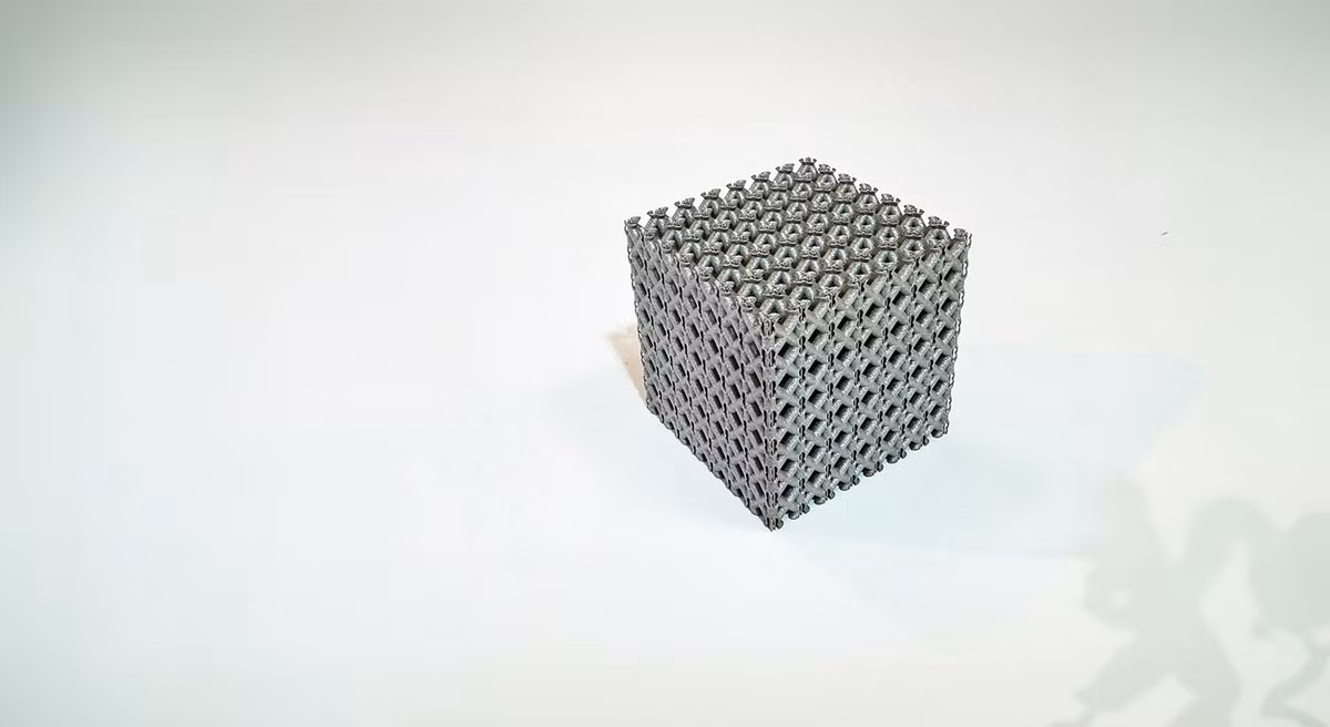 Một trong những đột phá của nghiên cứu này là việc giải quyết vấn đề ứng suất tập trung trong các cấu trúc tế bào rỗng, thường dẫn đến hỏng hóc sớm.