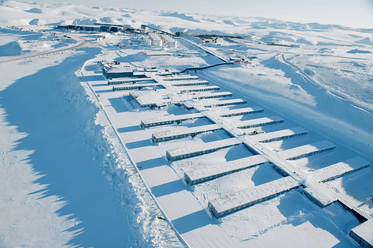 Nằm ở phía đông Siberia, gần Vòng Bắc Cực, khu vực này có nhiệt độ mùa đông có thể xuống tới -50°C, bao phủ bởi băng giá quanh năm.