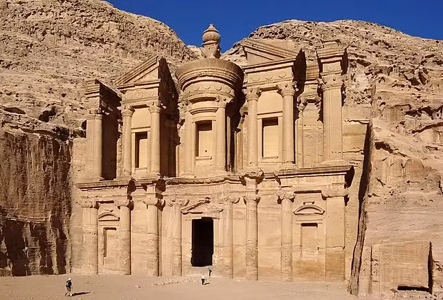 Di tích từ Vương quốc Nabataean là phát hiện thú vị do sự xa hoa và trình độ xây dựng cao.