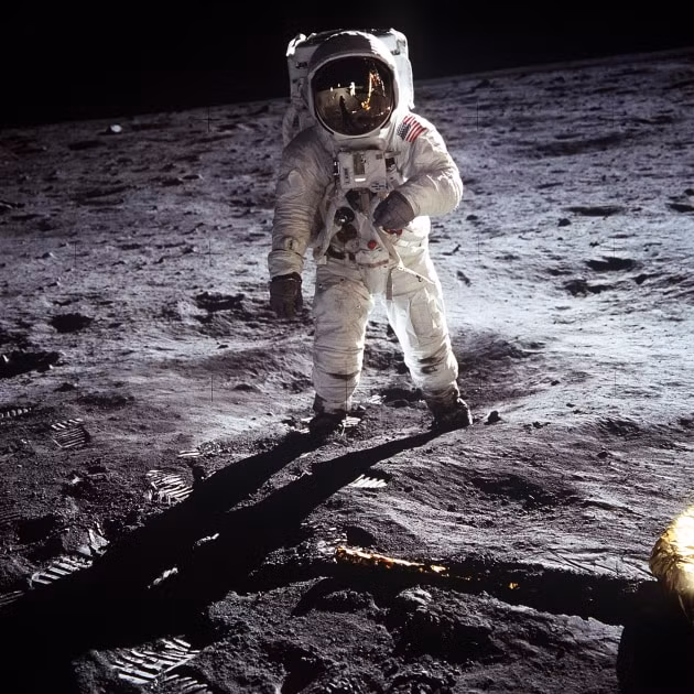  Phi hành gia Neil Armstrong đã trở thành người đầu tiên đặt chân lên Mặt Trăng vào năm 1969, đánh dấu một cột mốc quan trọng trong lịch sử nhân loại.