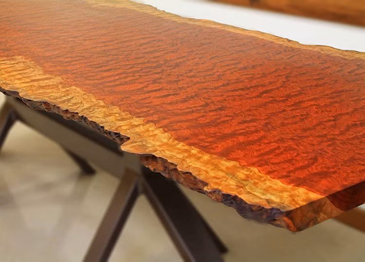 2. Bubinga (Cẩm lai hồng): Có màu nâu đỏ với sọc tím hoặc đen, thớ gỗ mịn, chủ yếu ở châu Phi, thường dùng làm nhạc cụ và đồ thủ công mỹ nghệ.