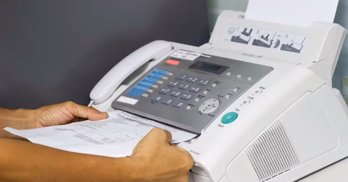3. Máy fax: Phổ biến vào những năm 1980, được sử dụng rộng rãi trong các văn phòng. Truyền tài liệu tức thời qua đường dây điện thoại.
