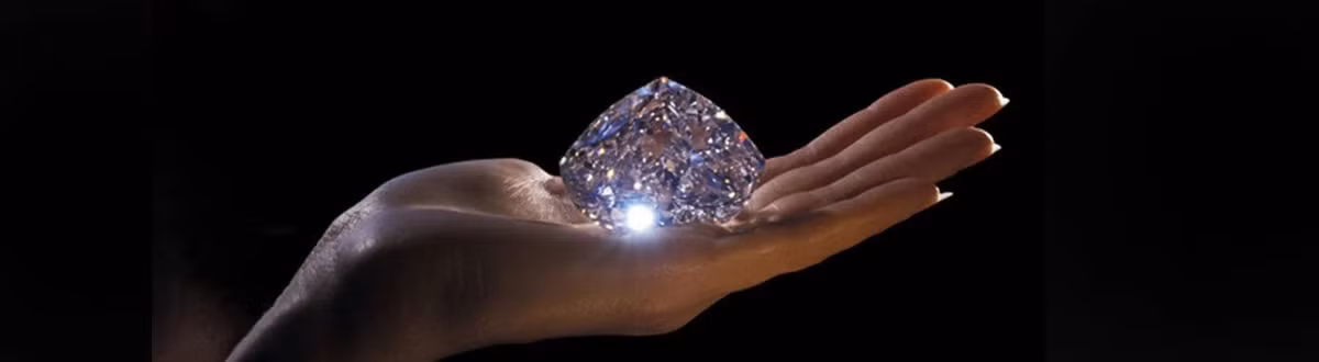 4. De Beers Centenary: Viên kim cương không màu, không tì vết này nặng 273,85 carat và có giá trị 100 triệu USD. Được phát hiện ở Nam Phi năm 1986, De Beers Centenary được ra mắt lần đầu vào năm 1988.