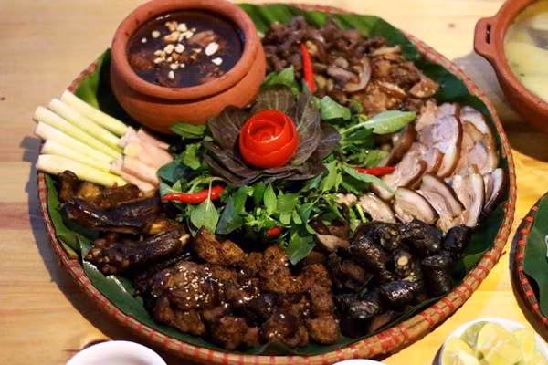Vậy nhưng, thịt chó lại là món “đại kỵ” dịp Tết hoặc các ngày đầu tháng bởi nhiều nơi cho rằng, món ăn có thể mang đến điều đen đủi.