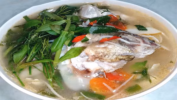Cá mè. Cá mè không được chào đón trong mâm cỗ ngày Tết bởi thịt của chúng không ngon, mùi tanh nồng. Nhiều nơi quan niệm, ăn cá mè năm mới sẽ gặp điều gian nan, vất vả không phất lên nổi.