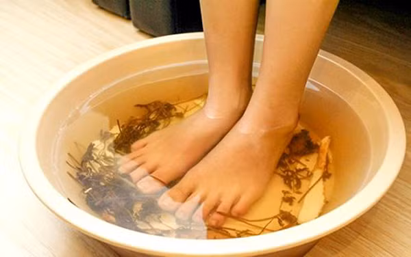 Ngâm chân nước ấm cũng giúp đẩy nhanh quá trình lưu thông máu. Từ đó, cải thiện tình trạng lạnh tay chân, bài lạnh, ngăn ngừa bệnh phụ khoa.