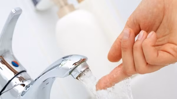 Nguyên tắc “2 không rửa” – không tắm rửa bằng nước lạnh. Kỳ kinh nguyệt, chị em cần vệ sinh vùng kín thường xuyên. Tuy nhiên, bạn nên chú ý nhiệt độ nước đủ ấm để tránh rủi ro sức khỏe.