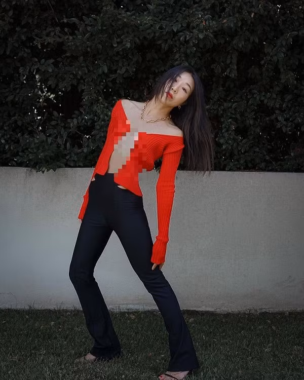 Được biết, mẫu áo len cô nàng chọn mặc có kiểu dáng tương tự như thiết kế cardigan croptop của thương hiệu thời trang Jacquemus. Ảnh: @bysheree
