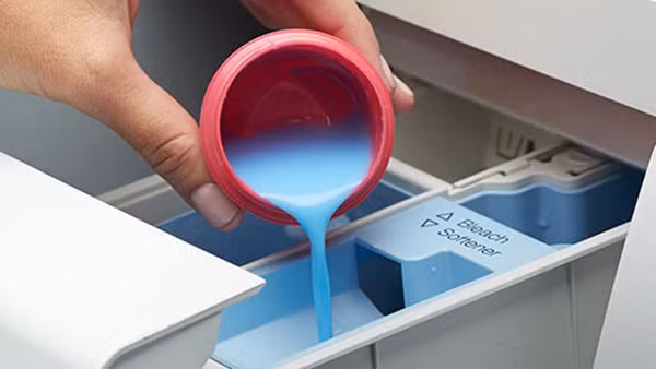 Nhược điểm của các loại nước giặt là khả năng làm sạch tương đối yếu. Sử dụng chúng làm sạch quần áo ít lấm bẩn sẽ không vấn đề gì. Vậy nhưng, nó khó có thể làm sạch hoàn toàn những chất bẩn bám dính lâu ngày, quần áo lao động.