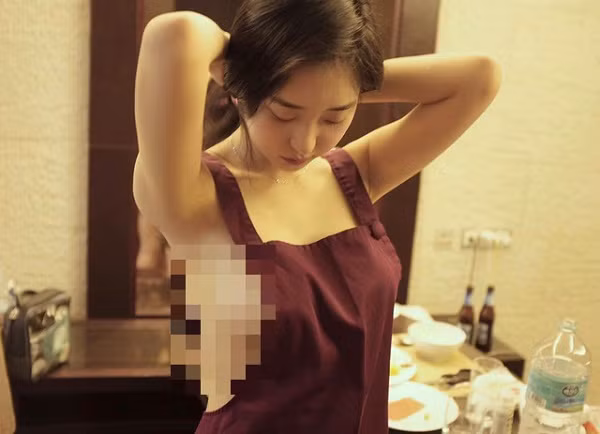 Bên cạnh đó, tạp dề không có khả năng ôm sát, rất khó để điều chỉnh che chắn cơ thể, đặc biệt khi hoạt động liên tục trong nhà bếp. Từ đó, người mặc rất dễ gặp “sự cố” lộ liễu.