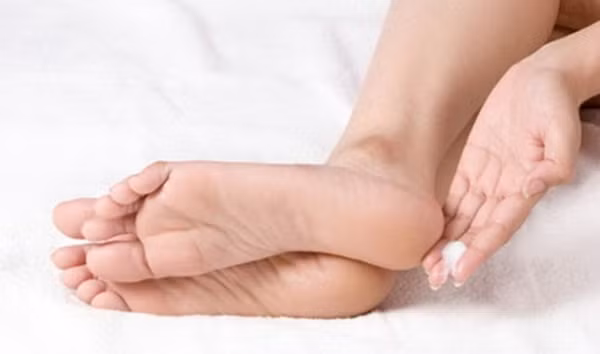Tiếp đó, sử dụng các loại thuốc chống nấm như bifonazole, ketoconazole, miconazole, terbinafine... Thuốc có khả năng thẩm thấu tốt, cải thiện vấn đề khô nứt hiệu quả.