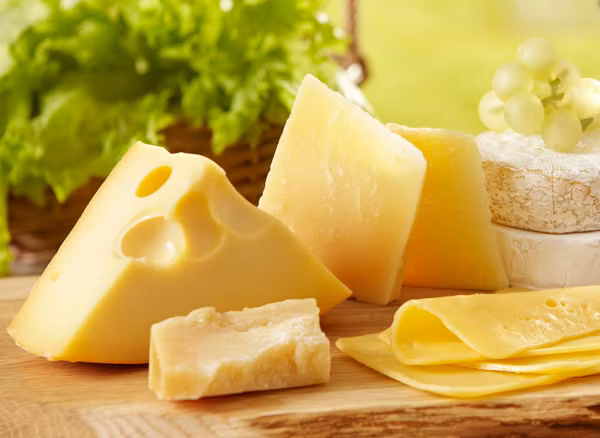 Phô mai trẻ em: Hầu hết "phô mai trẻ em" là phô mai đã qua chế biến, cần nhiều muối trong quá trình lên men. Dù được quảng cáo là có hàm lượng muối thấp, vị thanh nhẹ nhưng sự thực là hàm lượng muối trong chúng không hề nhỏ.