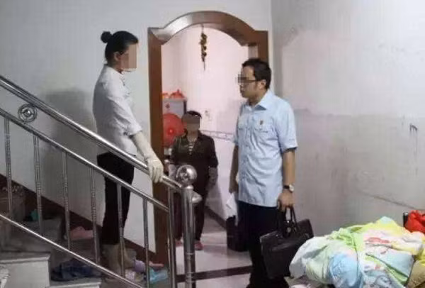 Con hàng xóm giống chồng, lòng tôi rối bời buồn vui lẫn lộn vì... Con hang xom giong chong, long toi roi boi buon vui lan lon vi...
