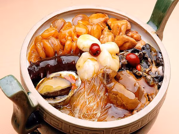 Thịt hun khói có thể ăn trực tiếp hoặc hầm, nấu thành súp. Đây cũng là một trong những nguyên liệu chính của món Phật nhảy tường nổi tiếng của đất nước tỷ dân.