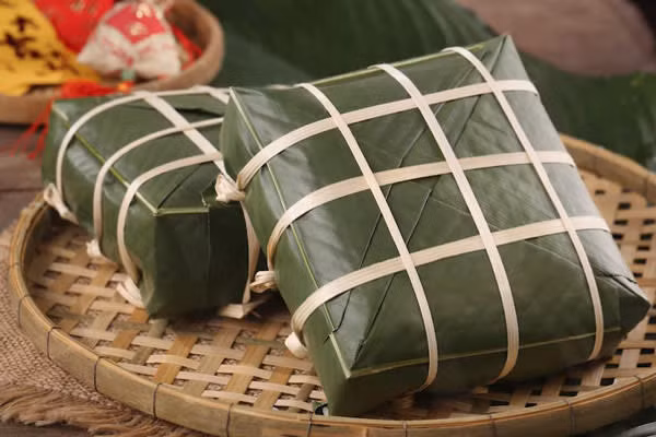 Không nên cất bánh vào tủ kín. Thay vào đó, chị em nên treo bánh ở vị trí khô ráo, không bụi bặm. Bằng cách này, bạn có thể bảo quản bánh từ 7-10 ngày không gây hại sức khỏe.