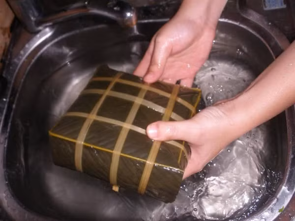 Khi bánh đạt độ chín, lấy bánh ra đợi nguội bớt, cho bánh vào một chậu nước sạch và rửa cho hết lớp mỡ, nhớt bám dính bên ngoài. Cách này vừa giúp bánh có vẻ ngoài bắt mắt, vừa giúp bánh không bị ôi thiu, nhất là khi thời tiết nắng nóng.