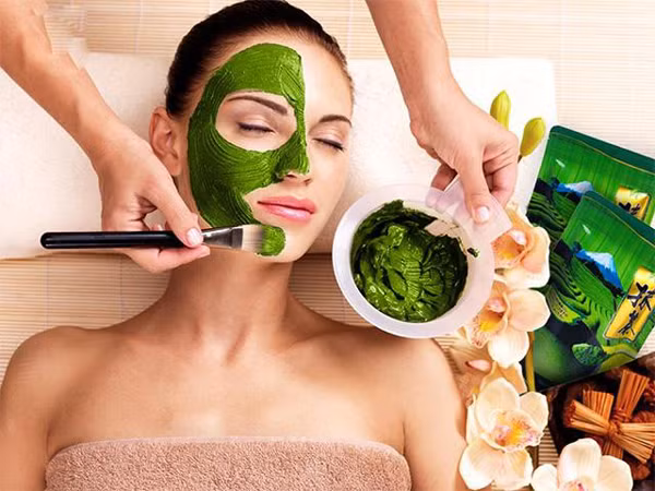 Để làm đẹp da cấp tốc, chị em có thể dùng túi trà, bột trà xanh để đắp mặt nạ. Các chất chống viêm, kháng khuẩn và chống oxy hóa trong trà sẽ mang lại hiệu quả làm đẹp tuyệt vời.