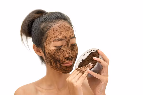 Tẩy da chết bằng cà phê. Khi pha cà phê, bạn nên giữ lại phần bã để tiến hành tẩy da chết. Các chất chống oxy hóa được tìm thấy trong cà phê rất có lợi cho da.