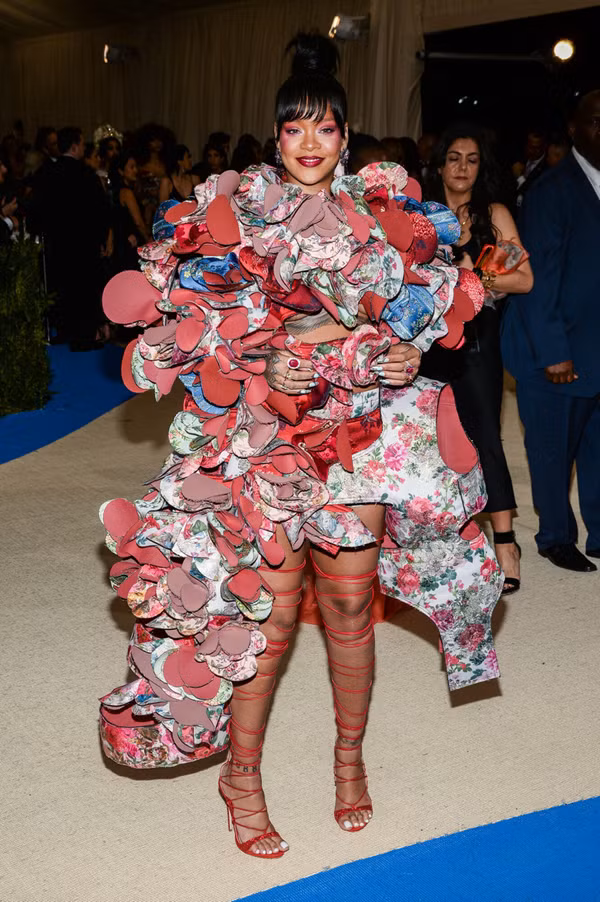 Rihanna lại trở thành tâm điểm bàn tán theo chiều hướng không mấy tích cực. Cụ thể, trong lần tham dự Met Gala 2017, cô diện chiếc váy đính hoa cầu kỳ, bất đối xứng kết hợp đôi giày cao gót buộc dây tới đùi. Bộ trang phục chỉ giúp cô thu hút sự chú ý, ít có giá trị thẩm mỹ, tôn dáng.
