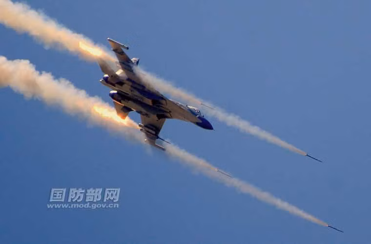 Tiêm kích J-11 của Trung Quốc tập trận bắn đạn thật trên vùng cao nguyên trong tuần qua.