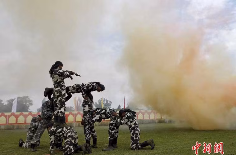 Nữ chiến sĩ cảnh sát Ấn Độ trình diễn kĩ năng chiến đấu trong khóa học.