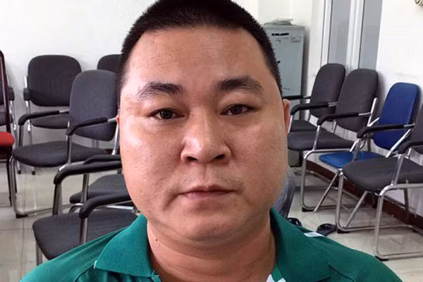  3. Đấm gục công an rồi trốn truy nã, đối tượng có 5 tiền án đã bị bắt: Ngày 9/9, Công an quận Hà Đông (Hà Nội) đã bắt giữ Nguyễn Văn Hải (tức Hải “bát giới”, SN 1982, trú tại phường Hà Cầu, quận Hà Đông) khi đang lẩn trốn tại tỉnh Bắc Ninh. Hải là đối tượng bị truy nã về tội “Chống người thi hành công vụ” từ ngày 21/8. Đối tượng Nguyễn Văn Hải đã có 5 tiền án về tội “Gây rối trật tự công cộng”.