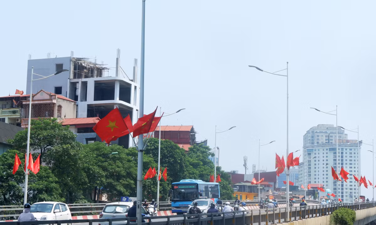 Khắp các con phố trên địa bàn Thủ đô Hà Nội đã được trang trí để chào mừng kỷ niệm 75 năm Cách mạng Tháng Tám và Quốc khánh 2/9 với nhiều hình thức đa dạng. 