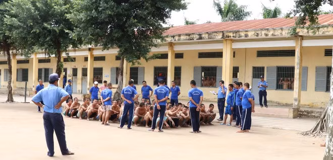  3 nghi phạm cưỡng đoạt tài sản khi đang cai nghiện ma túy: Ngày 7/7, đại tá Nguyễn Văn Nhựt, Giám đốc Công an tỉnh Tiền Giang, cho biết Công an huyện Châu Thành có báo cáo về việc 3 nghi phạm có hành vi cưỡng đoạt tài sản đối với những người đang cai nghiện ma túy bắt buộc tại Cơ sở cai nghiện ma túy tỉnh Tiền Giang.