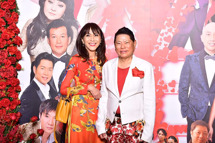 Hậu chia tay, Hoàng Kiều còn bị cư dân mạng ném đá khi có nhiều chia sẻ gây sốc như: "Mất một người nhưng vẫn có vạn người” hay bài thơ chế “Bẩy hai đã mất Trinh rồi”. (Ảnh: FBNV)