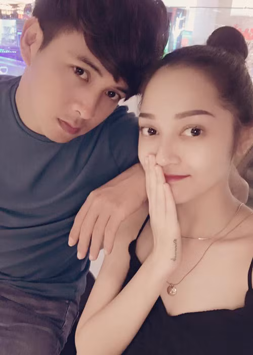 Biết Bảo Anh còn trẻ và nhiều hoài bão, Hồ Quang Hiếu cho hay anh sẽ chờ đến thời điểm thích hợp để kết hôn. (Ảnh: FBNV)