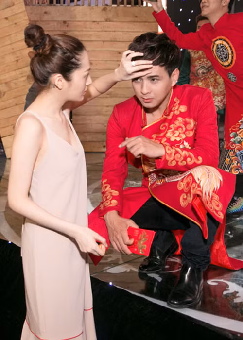 Không còn phải giấu kín chuyện tình cảm với công chúng, nam ca sĩ “Không cảm xúc” cảm thấy nhẹ nhõm hơn. (Ảnh: Dân Việt)