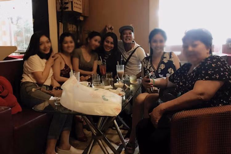 Sau đám cưới, Hoàng Anh và vợ dành nhiều thời gian gặp gỡ người thân và bạn bè của hai bên. Được biết, nam diễn viên chọn đi về giữa Mỹ và Việt Nam sau khi kết hôn. Ảnh: FBNV