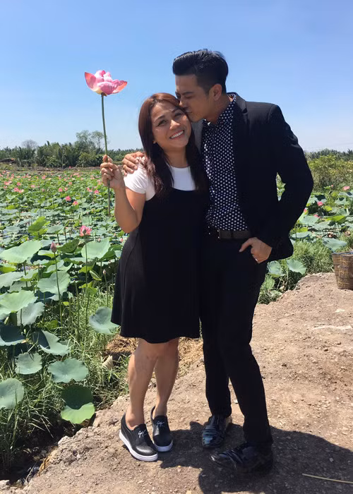 Sau đám cưới, cặp vợ chồng son luôn quấn quýt không rời. Trong ảnh, Hoàng Anh dành nụ hôn má đầy ngọt ngào cho bà xã. Ảnh: FBNV