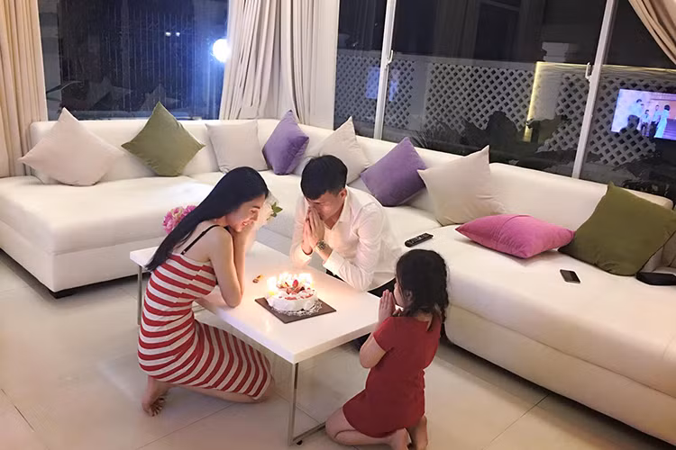 Giàu có nhưng vợ chồng Thủy Tiên lại chỉ tổ chức tiệc sinh nhật giản dị chỉ với 3 thành viên trong gia đình tại căn biệt thự triệu đô. Ảnh: FBNV
