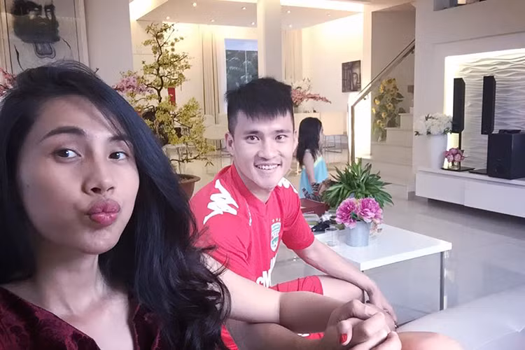 Khoảnh khắc giản dị nhưng đầy hạnh phúc của gia đình Thủy Tiên tại căn biệt thự. Ảnh: FBNV