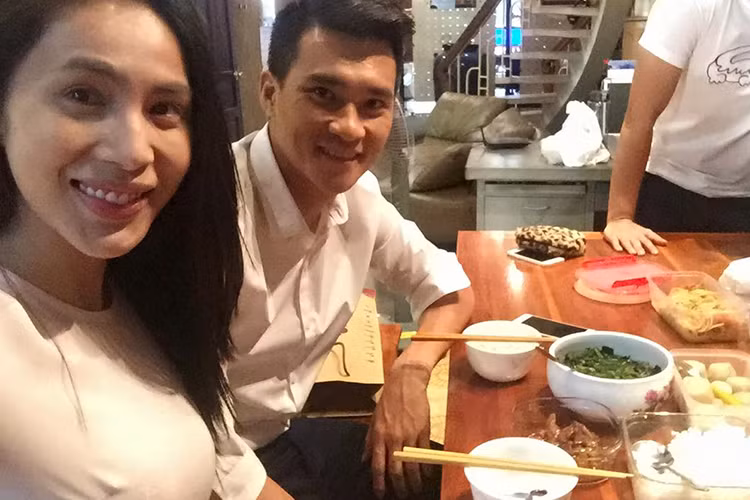 Hình ảnh Thủy Tiên đích thân mang cơm do cô nấu cho Công Vinh khi anh đi chụp quảng cáo. Ảnh: FBNV