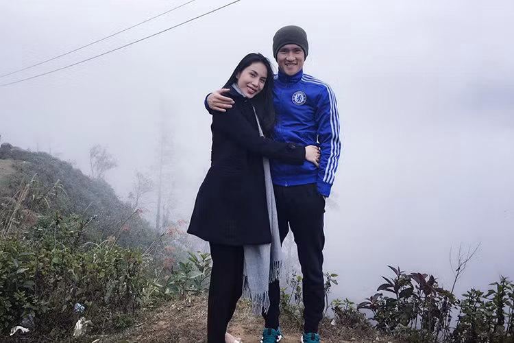 Thủy Tiên ôm chặt Công Vinh trong chuyến du lịch Sapa kỷ niệm 9 năm yêu nhau vào đầu năm 2017. Ảnh: FBNV