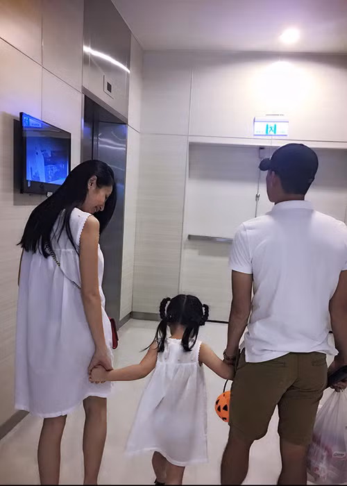Dù bận rộn nhưng Thủy Tiên - Công Vinh luôn dành thời gian cuối tuần đi chơi cùng con gái Bánh Gạo. Ảnh: FBNV
