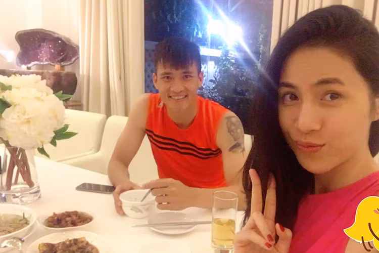 Sống trong biệt thự triệu đô và có người giúp việc, Thủy Tiên vẫn thường xuyên vào bếp nấu ăn cho ông xã và con gái. Ảnh: FBNV