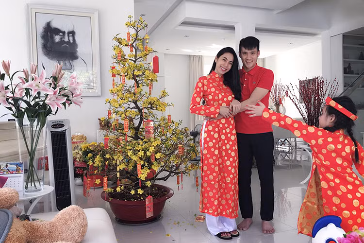 Tổ ấm nhỏ của Công Vinh luôn tràn ngập tiếng cười của cô con gái năm nay đã được 4 tuổi. Ảnh: FBNV