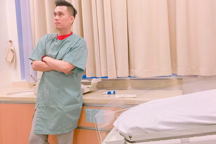 Trước đó, tối ngày 6/3, trên trang cá nhân, nam diễn viên phim “Chạy án” đăng tải hình ảnh của anh và vợ trong bệnh viện. (Ảnh: FBVN)