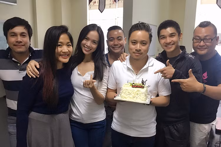 Nam vũ công cùng Vũ Ngọc Anh và các thành viên đoàn làm phim “Lôi báo” mừng sinh nhật đạo diễn Victor Vũ. Ảnh: FBNV