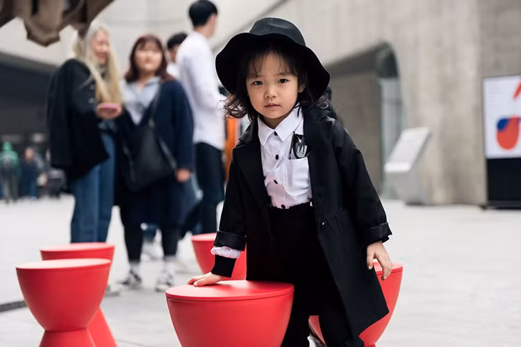 Trong khi đó, bé gái gây ấn tượng với set đồ đen - trắng, điểm nhấn là mũ vành nhỏ.