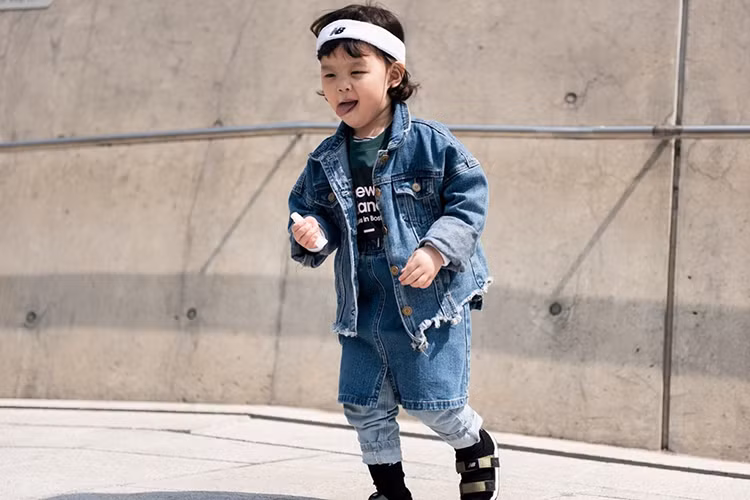 Susie Lau, blogger thời trang nổi tiếng đến từ xứ sở sương mù, từng bày tỏ sự không hài lòng khi chứng kiến cảnh những đứa trẻ phải diễn trước ống kính như người lớn.